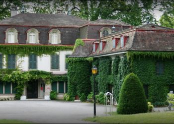 Në Europë vendoset lazeri gjigand, do të “godasë” në qiell rrufetë