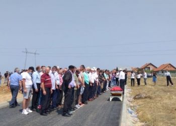 Përfundon ceremonia e varrimit të 18-vjeçares në Ferizaj