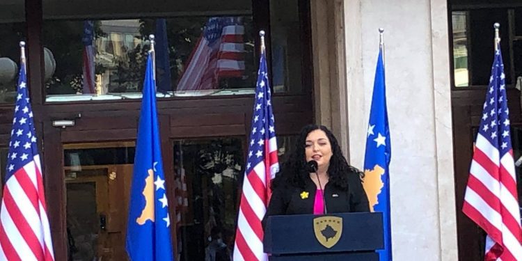 Osmani i dorëzon ambasadorit të SHBA-së Medaljen Presidenciale për Beau Biden