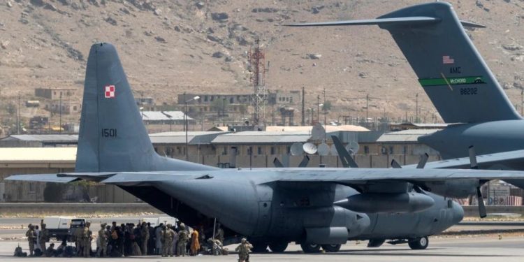 Avionët luftarakë të SHBA-së po fluturojnë mbi Kabul për të ofruar siguri për evakuimet