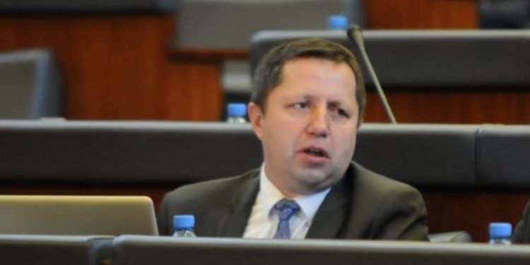 Zenun Pajaziti e komenton moscertifikimin e kandidatëve për kryetarë të komunave