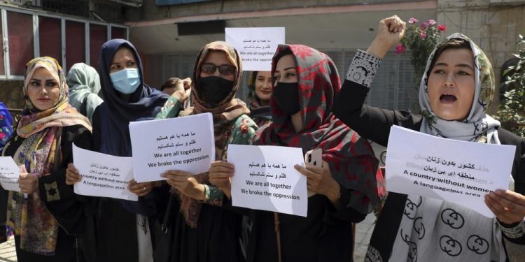 Protestohet për të drejtat e grave para pallatit presidencial në Kabul