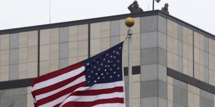 Ambasada e Amerikës thirrje Kosovës dhe Serbisë për të ulur tensionet