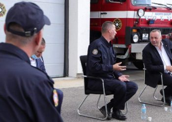 Ramosaj takim me zjarrëfikësit e Deçanit: I përgëzova për punën dhe përkushtimin