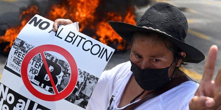 Bitcoin bëhet monedhë ligjore në El Salvador, nisin protestat kundër