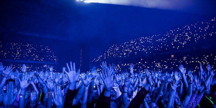 Lirohen masat anti-Covid në Danimarkë, mbahet koncert me 50 mijë persona