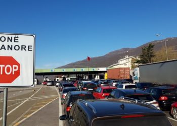 Dogana kap një kamion duke kontrabanduar pije alkoolike dhe sheqer