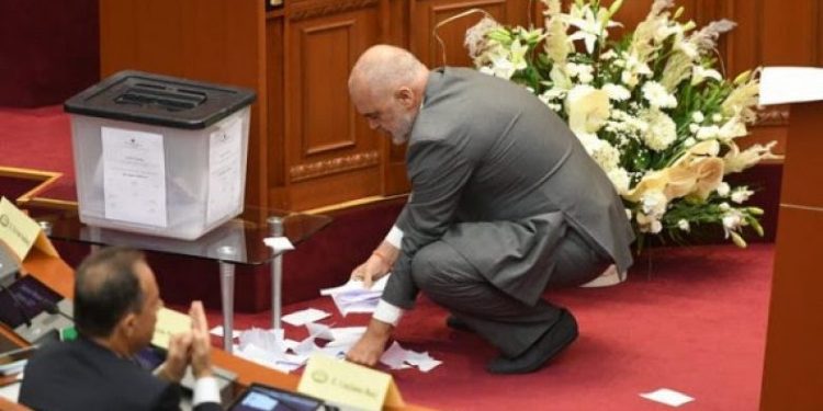 Demokratët grisën fletët e votimit, Rama i mbledh