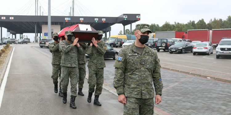 Kthehen eshtrat e të vrarëve në Rezallë