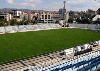 Prishtina më në fund e arrin fitoren e parë të sezonit, e mund Dukagjinin me 10 lojtarë