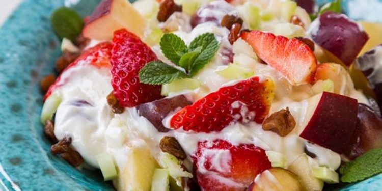 Sallatë frutash me salcë të ëmbël kosi