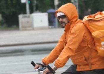 Ish-ministri afgan i komunikimit shpërndan ushqim në Gjermani