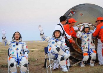 Pas 3 muajsh në hapësirë, astronautët kinezë kthehen në tokë