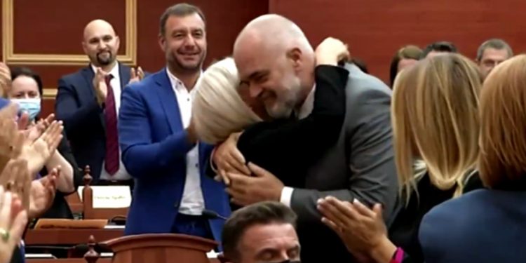 Lindita Nikolla zgjedhjet kryetare e Kuvendit të Shqipërisë