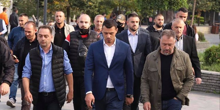 Djali i Hashim Thaçit bashkohet në fushatën zgjedhore në Skenderaj