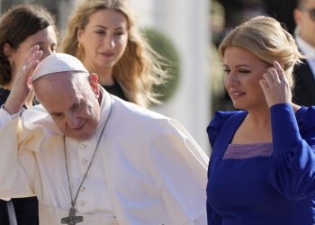 Papa Françesku gjendet në Sllovaki, nderon viktimat e Holokaustit