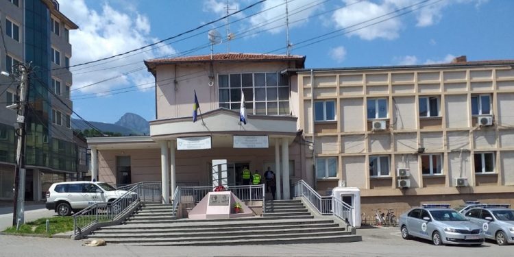 Rrahu gruan dhe fëmijët e tij, arrestohet një person në Pejë