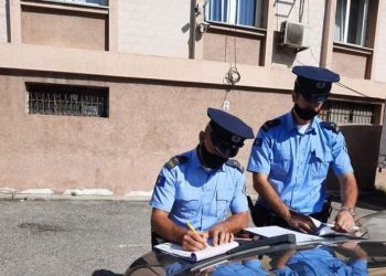Kanosi zyrtarin dhe dëmtoi veturën e policisë, pranga për podujevasin