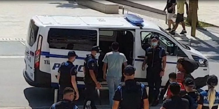 Policia e Shqipërisë kap 2 persona, po transportonin 19 emigrantë drejtë Kosovës