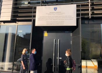 Nis zbatimi i vendimit për dëshmi vaksinimi ose test negativ në institucione