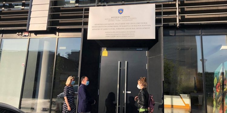 Nis zbatimi i vendimit për dëshmi vaksinimi ose test negativ në institucione