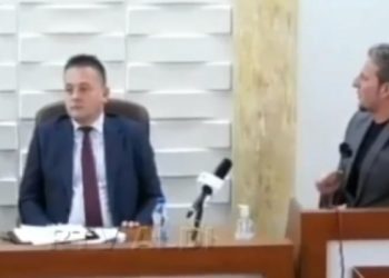 Tensione në Kuvendin e Preshevës: Shqiprim Arifi fyen, shkul mikrofonin dhe hedh ujë