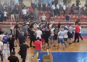 Shqipëri, përplasen fizikisht tifozët e 2 ekipeve