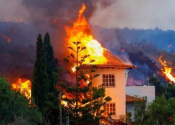 Vullkani në Spanjë, lava po shkatërron gjithçka para vetes