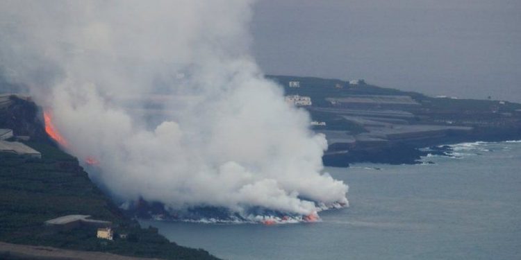 Llava e vullkanit në Spanjë bie në det, frikë nga reaksioni kimik