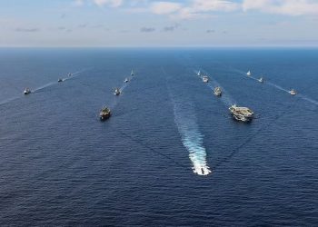 10 anije ruse dhe kineze kalojnë nëpër ngushticën e Japonisë