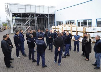 Ramosaj u mirëprit nga një kompani vendore, u zotua që do të jetë në shërbimin e tyre