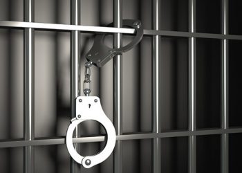 I burgosuri u la për vikend në shtëpi, arratiset nga policia