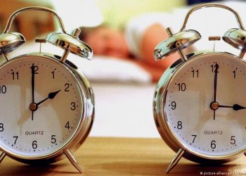 Të Dielen bëhet ndërrimi i akrepave të orës