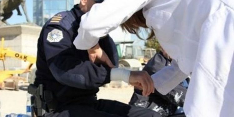 I mituri në Hajvali rrëzon policin në asfalt