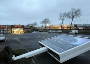 Stuhi e fuqishme në Francë, rreth 250 mijë shtëpi pa energji elektrike