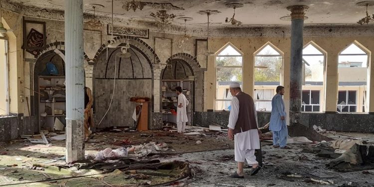Sulm vetëvrasës në një xhami të Afganistanit, të paktën 100 persona të vrarë e të plagosur