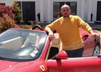 Kandidati i NISMA-s, për Podujevë shkon me ferrari “të kuq” për të votuar