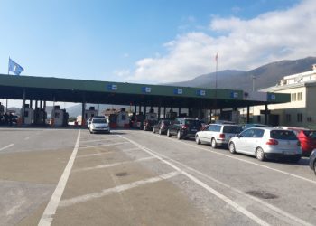 Sekuestrohen 10 telefona smart të padeklaruar në pikë kalimin në Vermicë