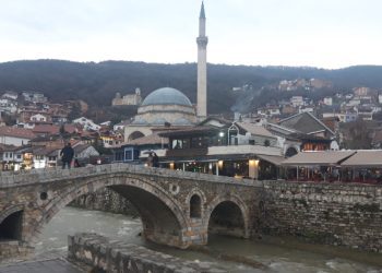 Kërkohet masë paraburgimi për kamarierët që shpërndanë para të falsifikuara në Prizren