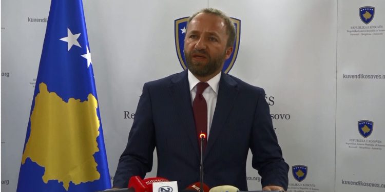 Abelard Tahiri kërkon dorëheqjen e Avokatit të Popullit, e quan avokat të Vjosa Osmanit