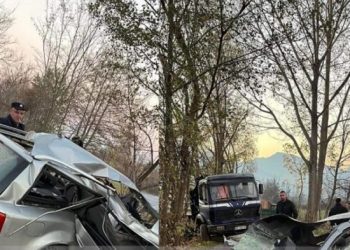 Aksident i tmerrshëm në Deçan mes një veture dhe një kamioni