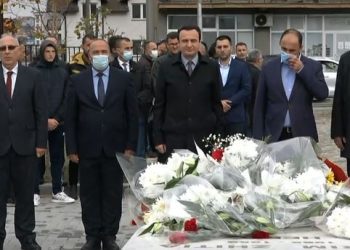 Kurti bënë homazhe tek varrezat e Afrim Zhitia e Fahri Fazliu në 32 vjetorin e rënies së tyre