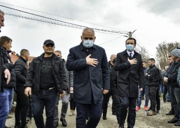 Kurti merr pjesë në varrimin e 2 nxënësve që u vranë në Gllogjan