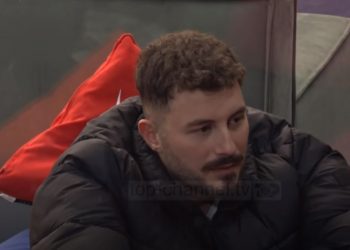 Donaldi flet se si u ndje pas faljes së namazit