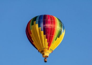 E frikshme, balona me ajër të nxehtë përplaset në kulmin e shtëpisë