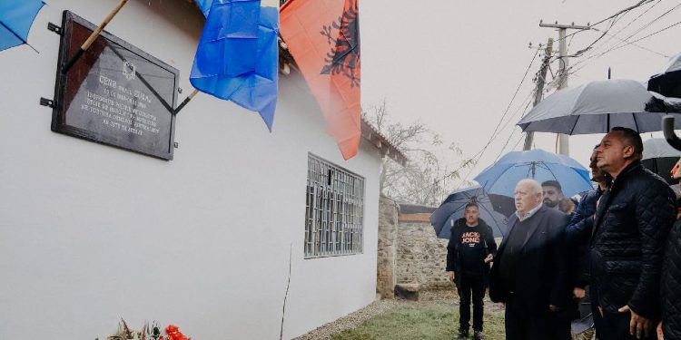 Në Deçan zbulohet pllaka përkujtimore për Cenë Smajl Zukaj