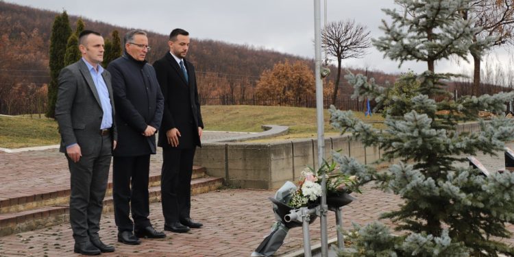 Hamza bën homazhe në varrezat e dëshmorëve në Shipol, pas marrjes së detyrës