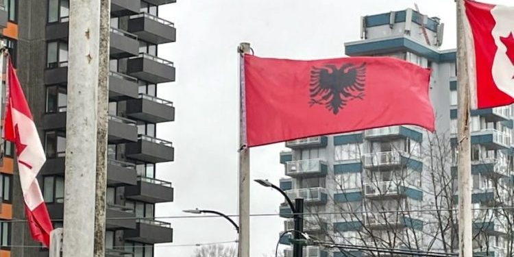 Për herë të parë flamuri kombëtar po valvivet në City Hall në Vankuver