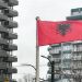 Për herë të parë flamuri kombëtar po valvivet në City Hall në Vankuver