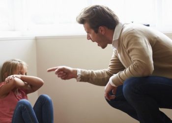 Mësimdhënësi godet me shuplaka nxënësit, kjo është arsyeja